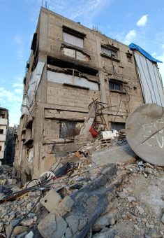 البناية التي يسكن فيها خضر أبو ديّة وعائلته في بيت لاهيا. صورة قدّمها الشاهد مشكوراً