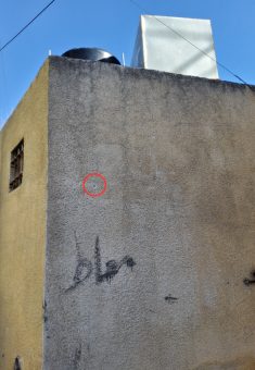 علامة خلّفتها رصاصة أصابت حائطاً مُجاوراً للمكان الذي كان يقف فيه أحمد جزر.  تصوير: سلمى الدّبعي، بتسيلم
