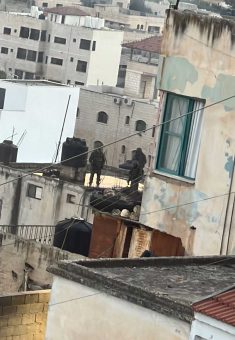 חיילים על גג הבית המכותר בקבאטיה. (שימוש לפי סעיף 27א')