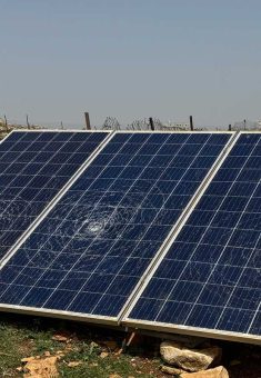 ألواح شمسية أتلفها المستوطنون في موقع خيام محمد عراعرة. تصوير: محمد رمانة، بتسيلم 