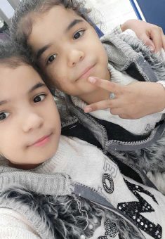 رزان بربخ مع شقيقتها التوأم روان قبل الحرب. صورة قدمتها العائلة مشكورة 