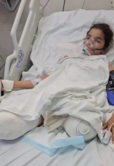 رزان بربخ في المستشفى بعد أيام قليلة من القصف، 3.10.23. صورة قدمتها العائلة مشكورة 