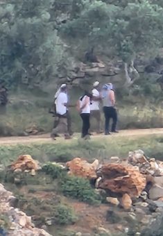 المستوطنون يقتادون المخطوفَيْن من القرية إلى البؤرة الاستيطانية. استخدام بموجب المادة 27أ' 