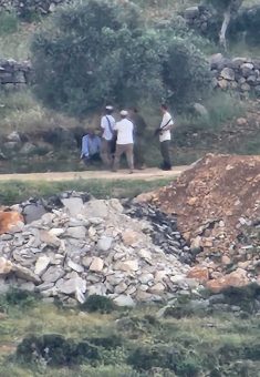 المستوطنون والجندي مع المخطوفَيْن في كرم الزيتون. استخدام بموجب المادة 27أ'  