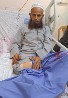 الشيخ سعيد في المستشفى في الخليل، بعد بتر ساقه. تصوير: منال الجعبري، بتسيلم
