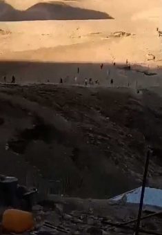 عشرات المستوطنين في القرية. من توثيق بالفيديو قدمه السكان مشكورين 