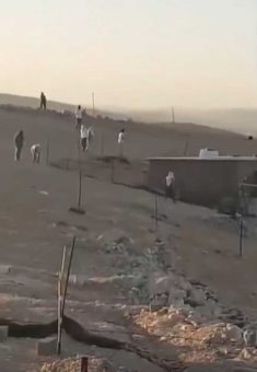 مستوطنون يهاجمون منازل القرية بالحجارة. من توثيق بالفيديو قدمه السكان مشكورين 