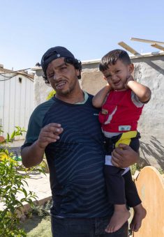 عودة الهذالين مع أحد أبنائه. تصوير: عمري عران ـ فاردي، أكتيفستيلز
