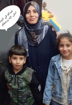 نجلاء المفتي مع طفليها آمنة وبراء. صورة قدمها الشاهد مشكورًا