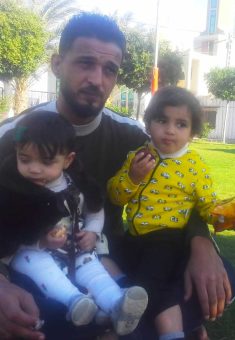 محمد شعلان مع اثنين من أولاده. صورة قدمتها الشاهدة مشكورة