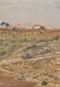 דחפור של מתנחלים פורץ דרכים באדמות הכפר. התמונה באדיבות התושבים