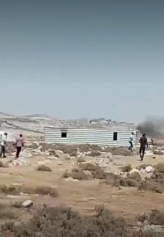 עשן עולה מהבית שהציתו המתנחלים. מתוך תיעוד וידיאו באדיבות התושבים