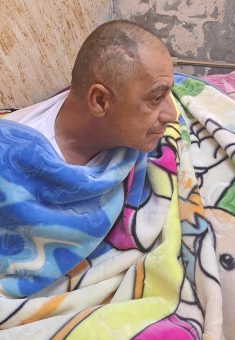 חיכמת שתיווי לאחר שחרורו מבית החולים. צילום: עבד אל-כרים סעדי, בצלם