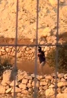 مستوطن ملثم يرشق المنزل بالحجارة. صورة قدمتها العائلة مشكورة