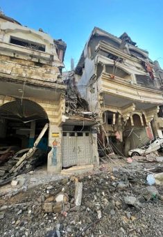 منزل العائلة (إلى اليمين) قبل انهياره. صورة قدمّها الشاهد مشكوراً