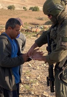 جندي يوقف بركات أبو محسن. تصوير: نشطاء/ ناشطات الأغوار  