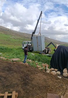העמסת מבנה שירותים על רכב לקראת עזיבה. התמונה באדיבות התושבים