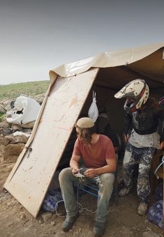 המתנחלים באוהל של המשפחה. מתוך תיעוד וידיאו באדיבות פעילי.ות הבקעה