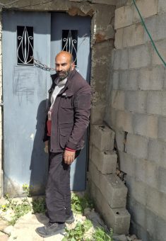 ناصر شريتح قرب منزله الذي اقتحمه المستوطنون. تصوير: منال الجعبري، بتسيلم