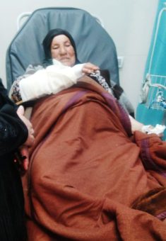 وضحة أبو صبحة (73 عاماً) ترقد قيد العلاج في المستشفى. صورة قدّمتها العائلة مشكورة