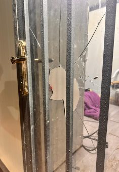 الباب الزجاجي المكسور في غرفة الحراسة في المزرعة. تصوير: محمد رمانة، بتسيلم