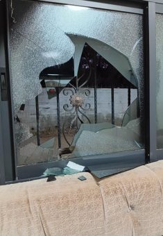 החלון המנופץ בבית משפחת חסן. צילום: סלמא א-דיבעי, בצלם