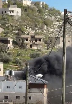 עשן עולה מבית שהציתו המתנחלים בג'אלוד. מתוך התיעוד במצלמות אבטחה באדיבות התושבים