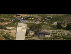 קהילה בדואית פלסטינית בתוך אזור שהצבא הגדיר כשטח אש. צילום: קרן מנור, Activestills.org, 14.3.11.