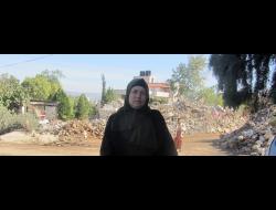 ח'יתאם ג'ראר על רקע חורבות ביתה. צילום: עבד אל-כרים סעדי, בצלם, 21.1.18