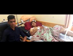 Mustafa Daher in the hospital with his cousin Muhammad. Photo by Olfat al-Kurd, B'Tselem, 6 May 2018