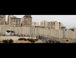 ילדים פלסטינים יוצאים ממחנה הפליטים שועפאט בדרכם לבתי ספר בחלקים אחרים של מזרח ירושלים. צילום: עמאר עוואד, רויטרס, 20.12.15