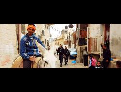 Residents and police in the neighborhood of Batan al-Hawa. Photo by Hussam ‘Abed, B’Tselem, 29 Nov. 2016