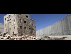 بيت مهجور بمحاذاة الجدار الفاصل في بلدة بير نبالا، 24/9/2012. تصوير: آن بك، activestills.org.