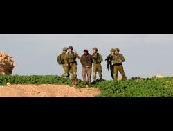 חיילים מעכבים את אחמד אבו מוחסן לאחר שהותקף בידי מתנחלים. צילום: עארף דראר'מה, בצלם, 17.2.19