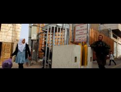 أطفال يجتازون حاجز 160 في طريقهم إلى المدرسة في مركز مدينة الخليل. تصوير موسى قواسمة، رويترز، 3.5.19