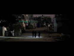 נשים הולכות ברחוב ברצועת עזה ללא תאורה, עקב הפסקת חשמל. צילום: מוחמד סאלם, רויטרס, 11 בינואר 2017.