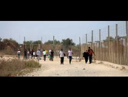 עובדים פלסטינים נכנסים לישראל דרך פרצה בגדר ההפרדה, פרעון, מחוז טול-כרם. צילום: אחמד אל-באז, אקטיבסטילס, 5.8.20