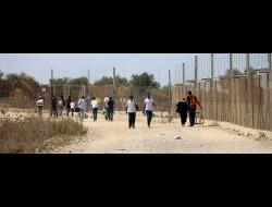 عمال فلسطينيون يدخلون إلى إسرائيل من خلال ثغرة في جدار الفصل، فرعون، محافظة طولكرم. تصوير: أحمد الباز، آكتفستيلز، 5.8.20