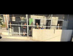 חיילים מחזיקים בר'אזי והמאם מחארמה במחסום. צולם על-ידי עוברי אורח 