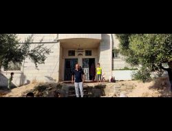 هشام عجلوني عند مدخل منزله في الخليل. تصوير: منال الجعبري، بتسيلم