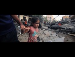 Girl in Gaza after Israeli airstrike. Photo: Mohammed Zaanoun, Reuters, 7 Oct. 2023. 