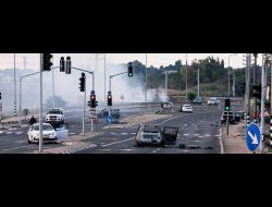 Burned cars at intersection near Sderot during Hamas attack on southern Israel, 7 Oct. 2023. Photo: Ammar Awad, Reuters