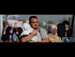 Palestinians fleeing north Gaza walk towards the south. Photo by Mohammed Salem, Reuters, 9 November, 2023