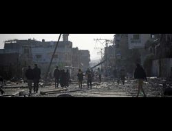 פלסטינים שחזרו לבדוק את מצב בתיהם ממזרח לח'אן יונס במהלך ההפוגה צופים בחורבן. צילום: מוחמד זענון, אקטיבסטילס, 24.11.23