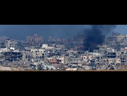 עשן מיתמר מעל חורבות מבנים ברצועת עזה. קלוד קילקוין, רויטרס, 16.12.23