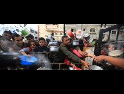 פלסטינים ממתינים לחלוקת אוכל מבושל ברפיח שבדרום רצועת עזה. צילום: מוחמד זענון, אקטיבסטילס, 23.12.23