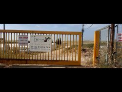 שער הכניסה ל"חוות מגד הארץ". צילום: דרור אטקס, כרם נבות, 11.5.22