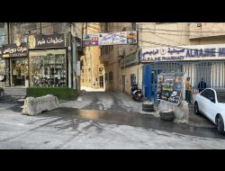 نظرة من المكان الذي وقف فيه أفراد الشرطة الذين أطلقوا النار إلى الزقاق الذي قُتل فيه حاتم غيث. تصوير: محمّد رمّانة، بتسيلم  