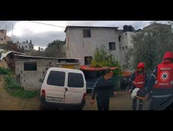 אביה של רימאס עמורי לצד פרמדיקים המפנים אותה לאמבולנס. מתוך תיעוד הווידיאו במצלמת האמבולנס