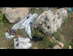 ملابس عامر ربيع المقصوصة والملوثة بالدم إلى جانب كفوف طبية بقيت في مكان الحادثة. تصوير: عايد غفري 